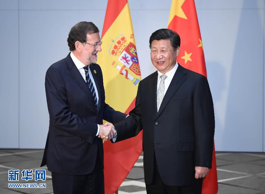 11月16日，國(guó)家主席習(xí)近平在土耳其安塔利亞會(huì)見西班牙首相拉霍伊。 新華社記者 張鐸 攝