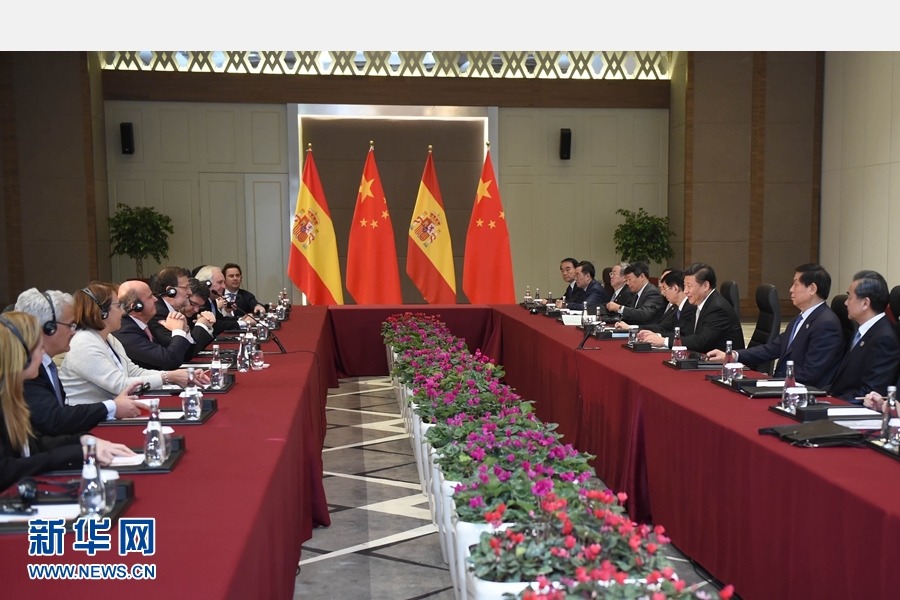 11月16日，國(guó)家主席習(xí)近平在土耳其安塔利亞會(huì)見西班牙首相拉霍伊。 新華社記者 張鐸 攝
