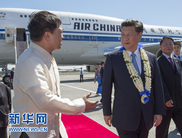 11月17日，國(guó)家主席習(xí)近平抵達(dá)菲律賓首都馬尼拉尼諾&middot;阿基諾國(guó)際機(jī)場(chǎng)，出席即將舉行的亞太經(jīng)合組織第二十三次領(lǐng)導(dǎo)人非正式會(huì)議。菲律賓高級(jí)官員到機(jī)場(chǎng)迎接習(xí)近平主席。新華社記者李學(xué)仁攝