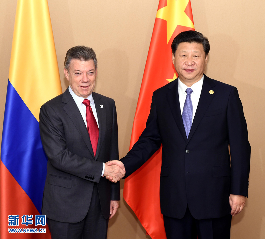 11月18日，國家主席習(xí)近平在菲律賓馬尼拉會(huì)見哥倫比亞總統(tǒng)桑托斯。 新華社記者 饒愛民 攝