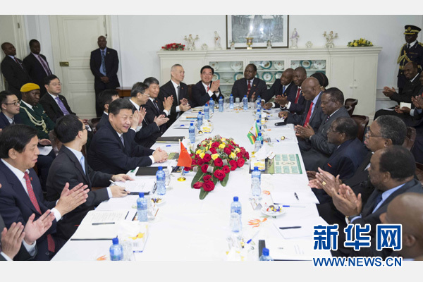 12月1日，國家主席習(xí)近平在哈拉雷同津巴布韋總統(tǒng)穆加貝舉行會(huì)談。 新華社記者 黃敬文 攝 