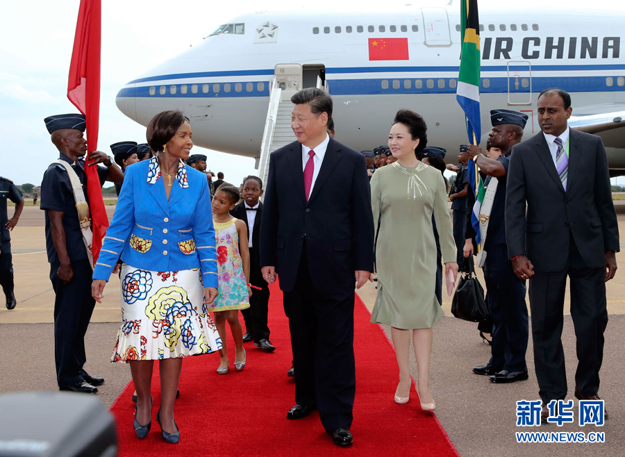12月2日，國家主席習近平抵達南非首都比勒陀利亞，開始對南非進行國事訪問。南非外長馬沙巴內等政府高級官員到機場迎接習近平和夫人彭麗媛。新華社記者蘭紅光攝