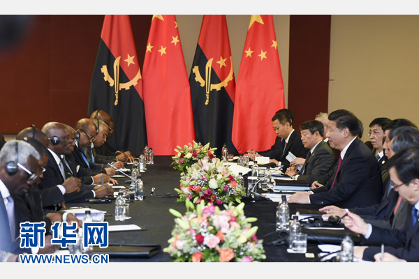 12月3日，國(guó)家主席習(xí)近平在約翰內(nèi)斯堡會(huì)見(jiàn)安哥拉總統(tǒng)多斯桑托斯。 新華社記者 謝環(huán)馳 攝