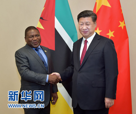 12月3日，國家主席習(xí)近平在約翰內(nèi)斯堡會(huì)見莫桑比克總統(tǒng)紐西。新華社記者 李濤 攝 