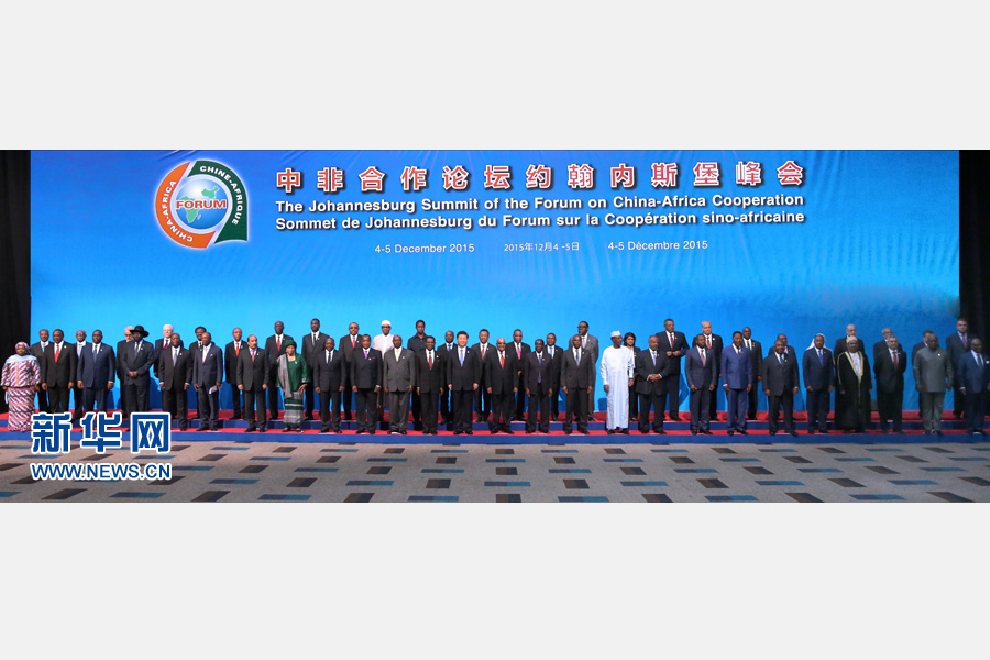 12月4日，國(guó)家主席習(xí)近平出席中非合作論壇約翰內(nèi)斯堡峰會(huì)開(kāi)幕式并發(fā)表致辭。這是開(kāi)幕式后，習(xí)近平同與會(huì)國(guó)家和地區(qū)組織領(lǐng)導(dǎo)人或代表集體合影。新華社記者龐興雷攝 