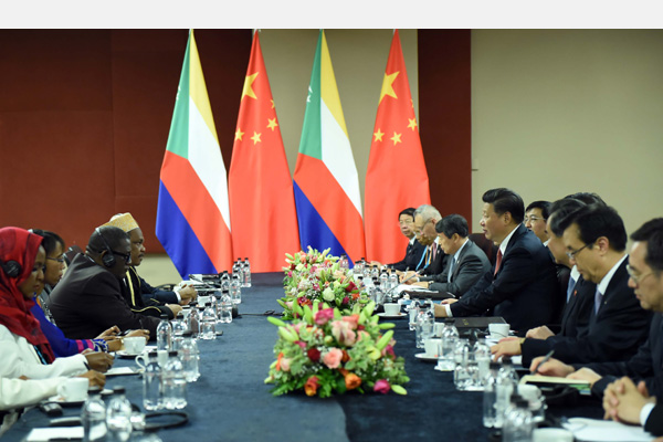 12月4日，國家主席習(xí)近平在約翰內(nèi)斯堡會(huì)見科摩羅總統(tǒng)伊基利盧。 新華社記者 張鐸 攝 

