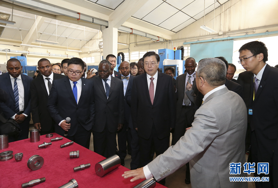 這是3月25日，張德江在肯尼亞首都內(nèi)羅畢考察中肯職業(yè)教育合作示范中心。 新華社記者丁林?jǐn)z