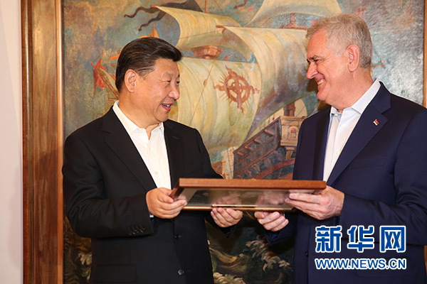 當(dāng)?shù)貢r(shí)間6月17日，國(guó)家主席習(xí)近平同塞爾維亞總統(tǒng)尼科利奇在貝爾格萊德舉行會(huì)晤。這是尼科利奇向習(xí)近平贈(zèng)送紀(jì)念品。新華社記者饒愛民攝