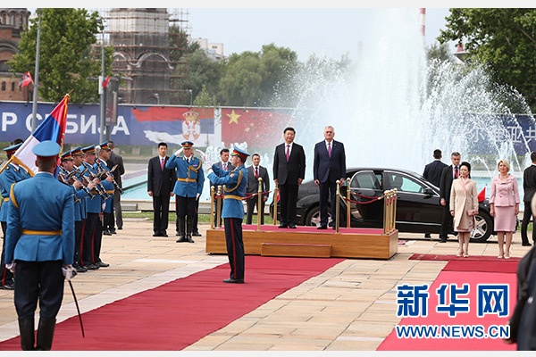  6月18日，國(guó)家主席習(xí)近平出席塞爾維亞總統(tǒng)尼科利奇在貝爾格萊德舉行的隆重歡迎儀式。 新華社記者馬占成攝