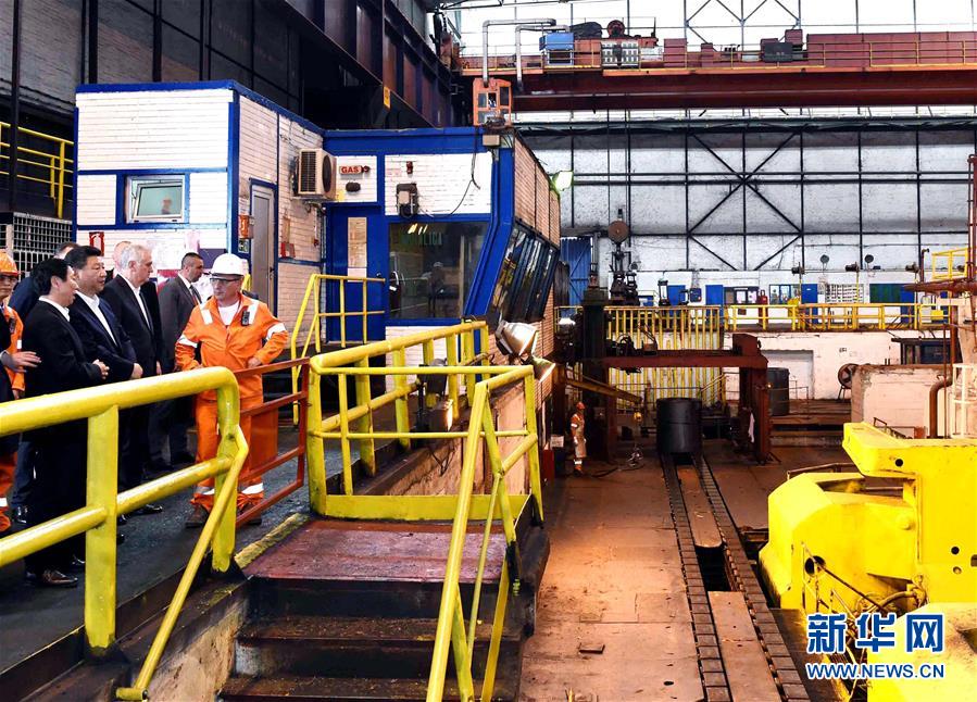 6月19日上午，國家主席習近平在貝爾格萊德參觀河鋼集團塞爾維亞斯梅代雷沃鋼廠。 新華社記者 饒愛民 攝