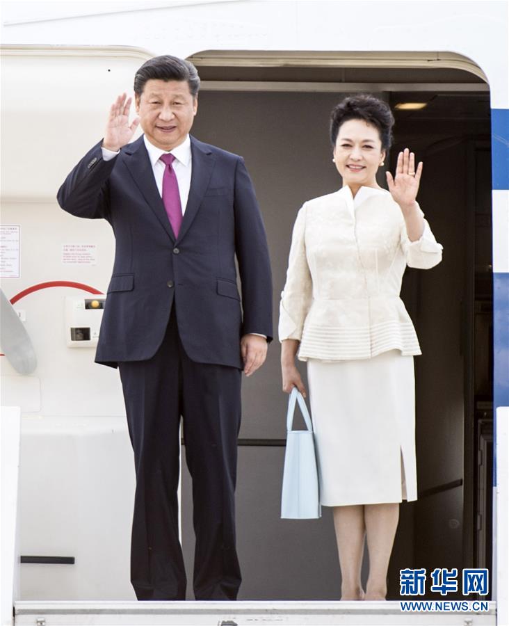 6月19日，國家主席習(xí)近平抵達(dá)華沙，開始對(duì)波蘭共和國進(jìn)行國事訪問。這是習(xí)近平和夫人彭麗媛步出艙門。 新華社記者 謝環(huán)馳 攝 