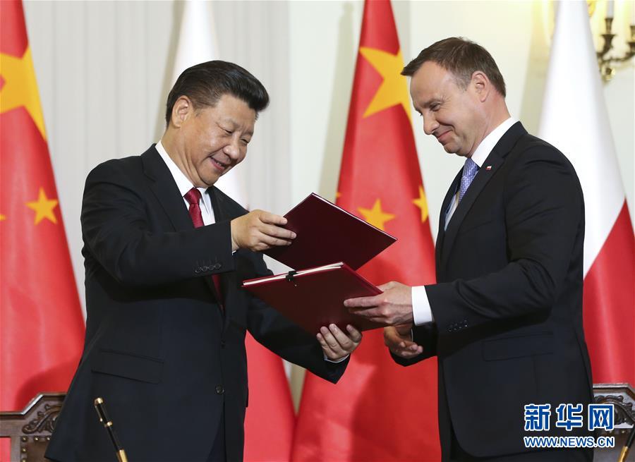 6月20日，國(guó)家主席習(xí)近平在華沙同波蘭總統(tǒng)杜達(dá)舉行會(huì)談。這是會(huì)談后，兩國(guó)元首共同簽署《中華人民共和國(guó)和波蘭共和國(guó)關(guān)于建立全面戰(zhàn)略伙伴關(guān)系的聯(lián)合聲明》。新華社記者蘭紅光攝