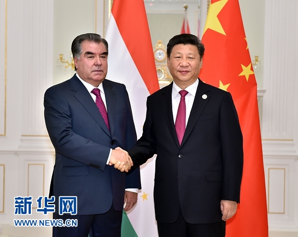 6月23日，國(guó)家主席習(xí)近平在塔什干會(huì)見(jiàn)塔吉克斯坦總統(tǒng)拉赫蒙。新華社記者李濤攝