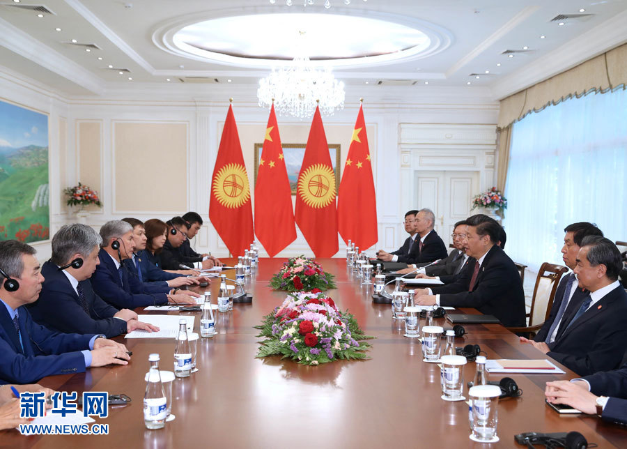 6月24日，國(guó)家主席習(xí)近平在烏茲別克斯坦塔什干會(huì)見(jiàn)吉爾吉斯斯坦總統(tǒng)阿坦巴耶夫。 新華社記者 馬占成 攝