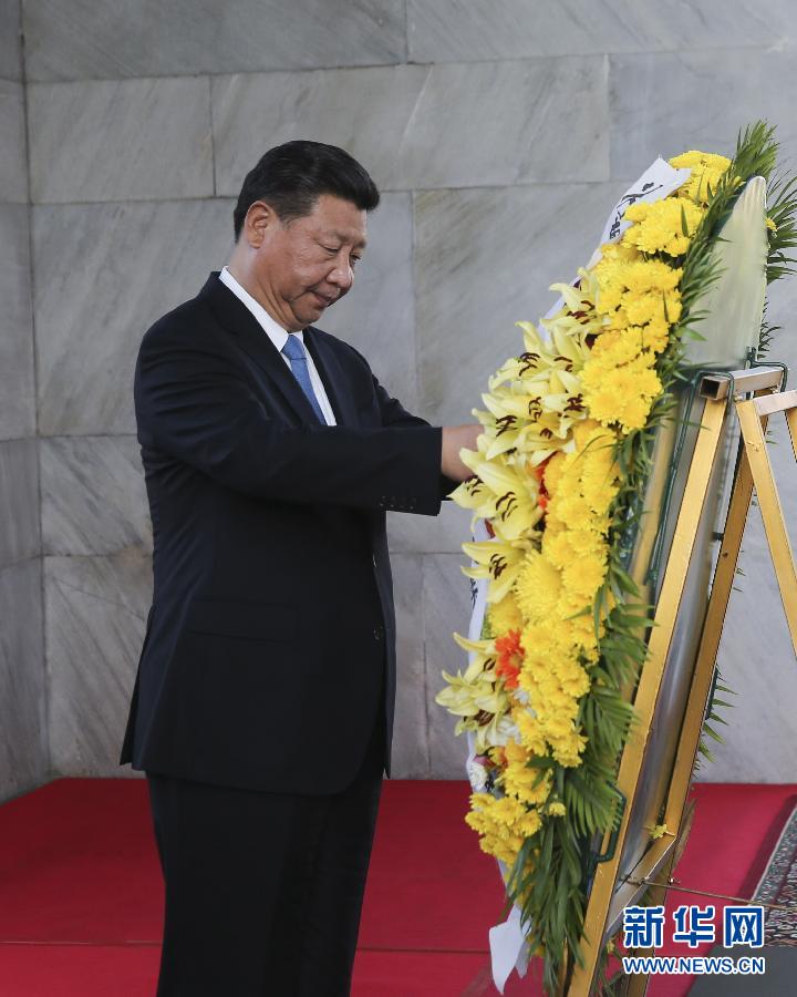 10月13日，國(guó)家主席習(xí)近平在金邊同柬埔寨首相洪森舉行會(huì)談。會(huì)談前，習(xí)近平向柬埔寨獨(dú)立紀(jì)念碑獻(xiàn)花圈。 新華社記者丁林?jǐn)z 