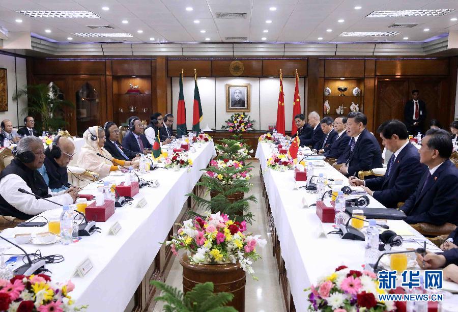 10月14日，國(guó)家主席習(xí)近平在達(dá)卡同孟加拉國(guó)總理哈西娜舉行會(huì)談。 新華社記者劉衛(wèi)兵攝 