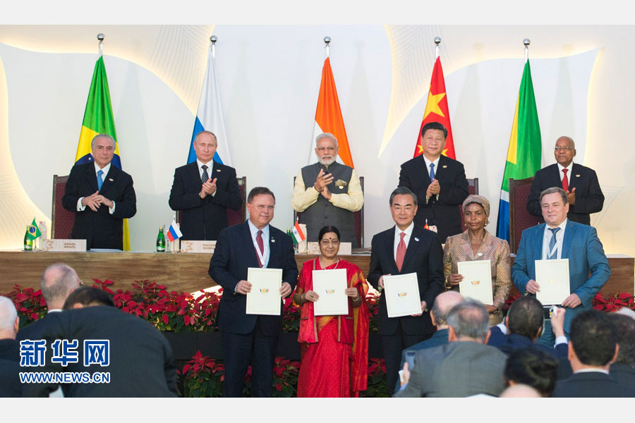 10月16日，金磚國(guó)家領(lǐng)導(dǎo)人第八次會(huì)晤在印度果阿舉行。中國(guó)國(guó)家主席習(xí)近平、印度總理莫迪、南非總統(tǒng)祖馬、巴西總統(tǒng)特梅爾、俄羅斯總統(tǒng)普京出席。這是會(huì)晤結(jié)束后，5國(guó)領(lǐng)導(dǎo)人共同見證合作文件的簽署，并出席聯(lián)合記者會(huì)。新華社記者謝環(huán)馳攝 