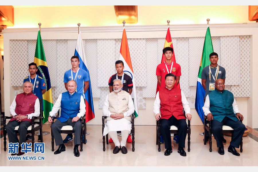 10月15日，國(guó)家主席習(xí)近平與印度總理莫迪、南非總統(tǒng)祖馬、巴西總統(tǒng)特梅爾、俄羅斯總統(tǒng)普京在印度果阿同參加金磚國(guó)家17歲以下少年足球賽的各國(guó)代表隊(duì)隊(duì)長(zhǎng)合影。新華社記者姚大偉攝 