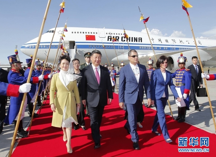 當(dāng)?shù)貢r(shí)間11月17日，國(guó)家主席習(xí)近平乘專機(jī)抵達(dá)基多，開始對(duì)厄瓜多爾共和國(guó)進(jìn)行國(guó)事訪問。厄瓜多爾總統(tǒng)科雷亞和夫人馬勒布等在機(jī)場(chǎng)熱情迎接習(xí)近平和夫人彭麗媛。新華社記者 鞠鵬 攝 