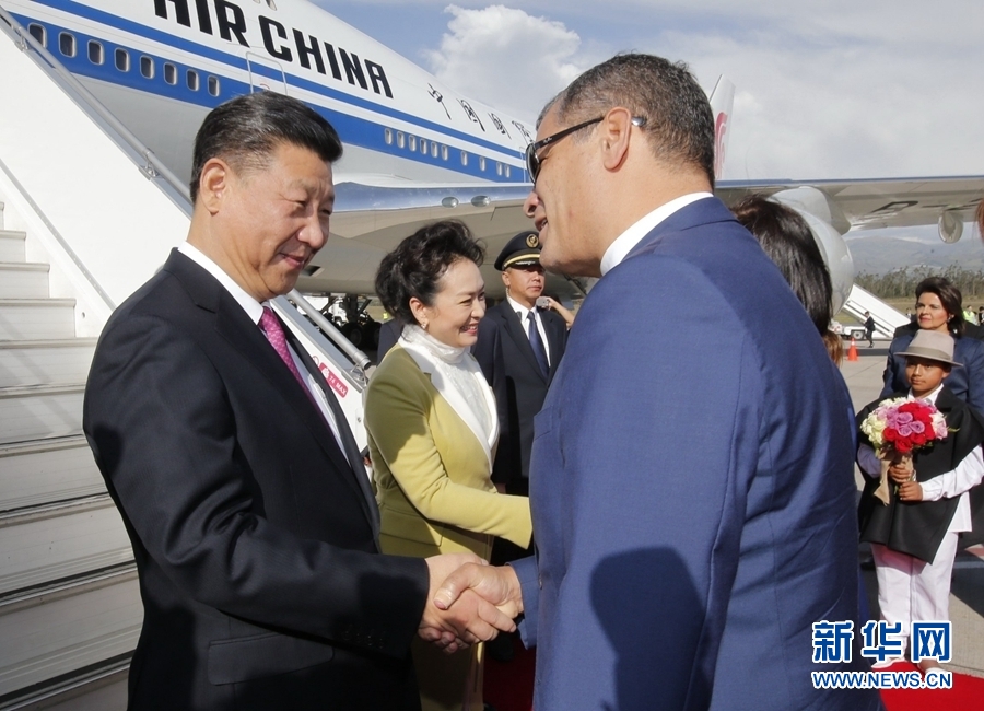 當(dāng)?shù)貢r(shí)間11月17日，國(guó)家主席習(xí)近平乘專機(jī)抵達(dá)基多，開始對(duì)厄瓜多爾共和國(guó)進(jìn)行國(guó)事訪問。厄瓜多爾總統(tǒng)科雷亞和夫人馬勒布等在舷梯旁熱情迎接習(xí)近平和夫人彭麗媛。新華社記者 鞠鵬 攝