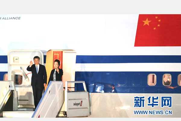 當?shù)貢r間11月18日，國家主席習近平抵達利馬，出席亞太經(jīng)合組織第二十四次領導人非正式會議并對秘魯共和國進行國事訪問。習近平和夫人彭麗媛受到秘魯副總統(tǒng)阿勞斯等熱情迎接。新華社記者 丁林 攝