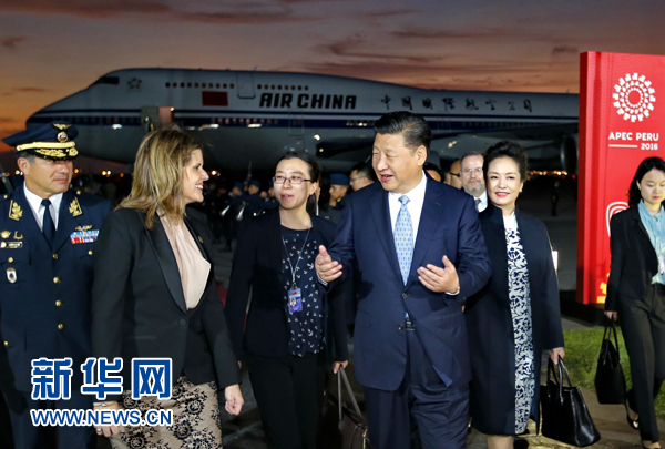 當?shù)貢r間11月18日，國家主席習近平抵達利馬，出席亞太經(jīng)合組織第二十四次領導人非正式會議并對秘魯共和國進行國事訪問。習近平和夫人彭麗媛受到秘魯副總統(tǒng)阿勞斯等熱情迎接。新華社記者 鞠鵬 攝