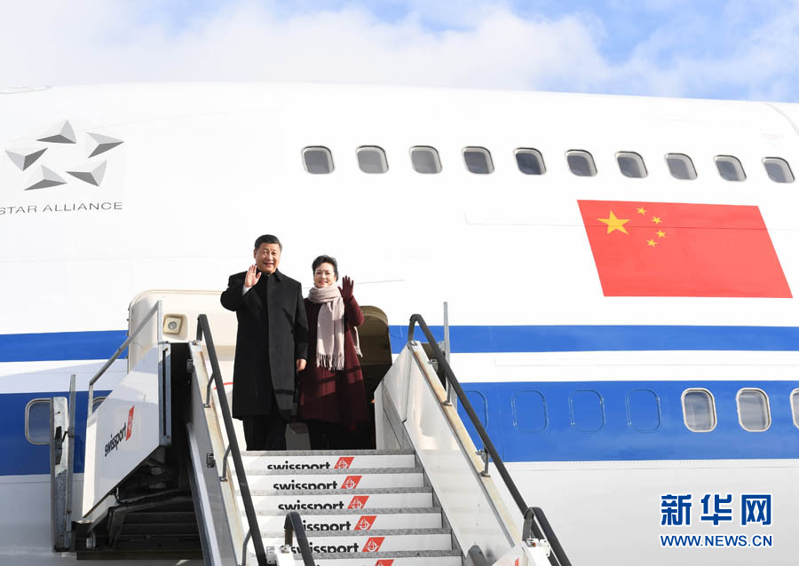 1月15日，國家主席習近平乘專機抵達蘇黎世，開始對瑞士聯(lián)邦進行國事訪問。 這是習近平和夫人彭麗媛步出艙門。 新華社記者 饒愛民 攝