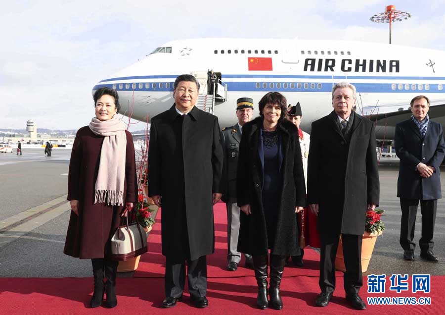 1月15日，國家主席習近平乘專機抵達蘇黎世，開始對瑞士聯(lián)邦進行國事訪問。這是瑞士聯(lián)邦主席洛伊特哈德在機場為習近平和夫人彭麗媛舉行隆重歡迎儀式。 新華社記者 蘭紅光 攝