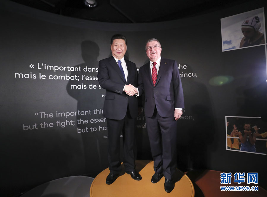 1月18日，國家主席習近平在瑞士洛桑國際奧林匹克博物館會見國際奧林匹克委員會主席巴赫。這是習近平和巴赫在奧運冠軍領獎臺上合影。新華社記者 蘭紅光 攝