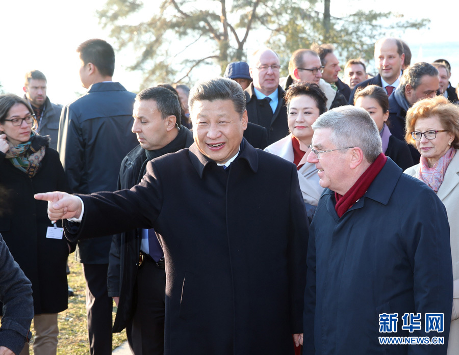 1月18日，國家主席習近平在瑞士洛桑國際奧林匹克博物館會見國際奧林匹克委員會主席巴赫。這是會見后，習近平和夫人彭麗媛在巴赫主席夫婦陪同下，參觀國際奧林匹克博物館。新華社記者 姚大偉 攝
