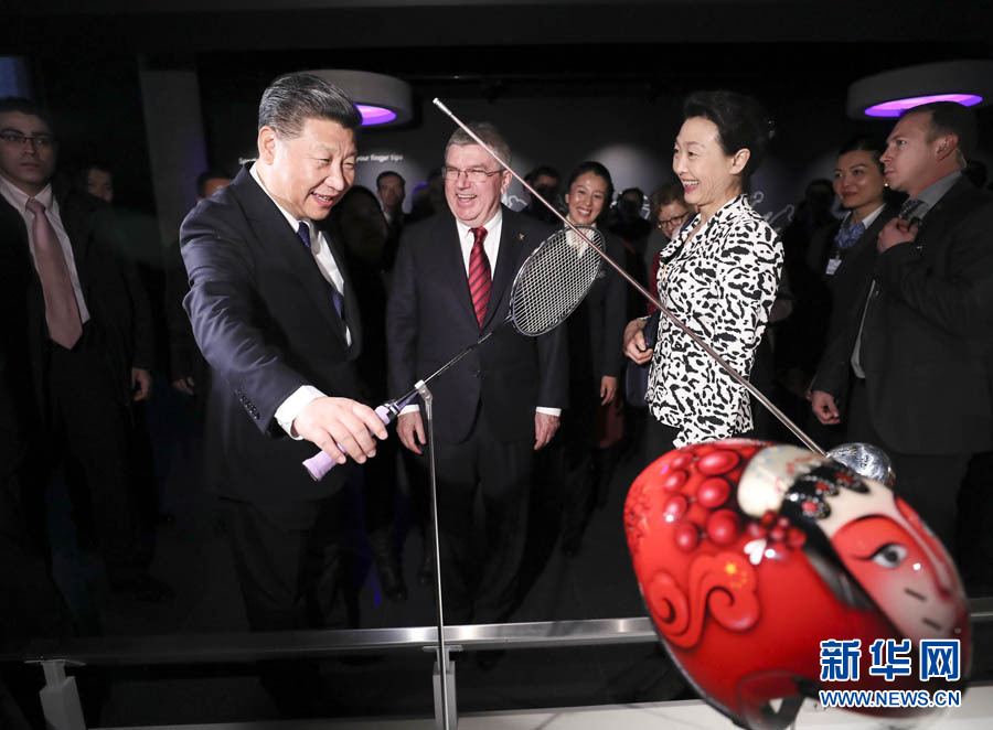 1月18日，國家主席習近平在瑞士洛桑國際奧林匹克博物館會見國際奧林匹克委員會主席巴赫。這是習近平在巴赫陪同下，參觀羽毛球世界冠軍李玲蔚用過的球拍。新華社記者 蘭紅光 攝