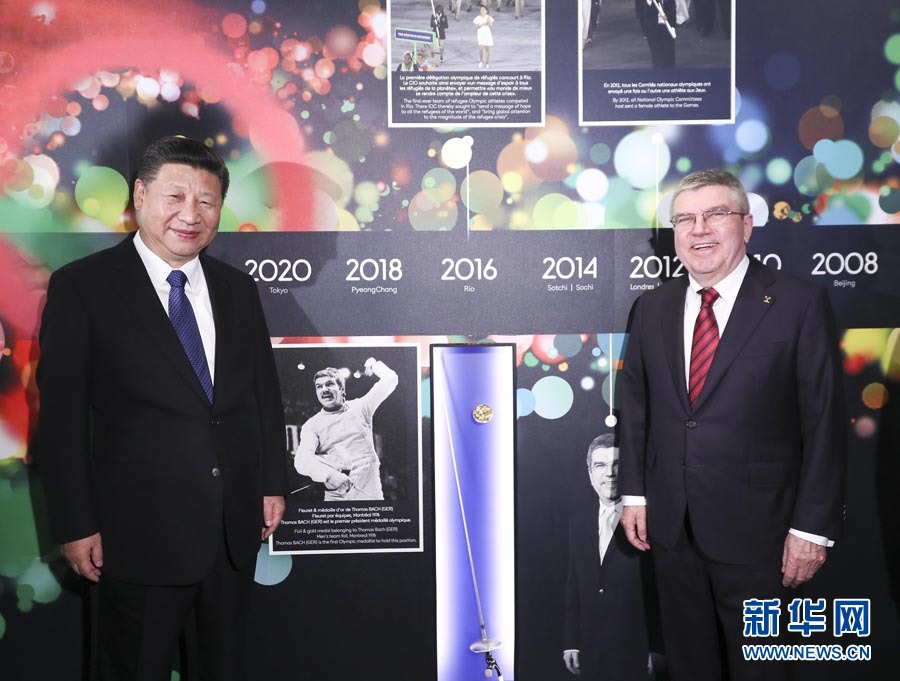1月18日，國家主席習近平在瑞士洛桑國際奧林匹克博物館會見國際奧林匹克委員會主席巴赫。這是習近平與巴赫在巴赫作為擊劍運動員參加奧運會的照片前合影。新華社記者 蘭紅光 攝