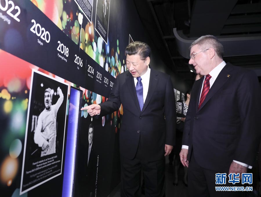 1月18日，國家主席習近平在瑞士洛桑國際奧林匹克博物館會見國際奧林匹克委員會主席巴赫。這是習近平在巴赫陪同下，參觀巴赫作為擊劍運動員參加奧運會的照片。新華社記者 蘭紅光 攝