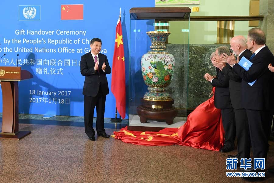 1月18日，國家主席習(xí)近平在瑞士日內(nèi)瓦萬國宮出席&ldquo;共商共筑人類命運(yùn)共同體&rdquo;高級別會議，并發(fā)表題為《共同構(gòu)建人類命運(yùn)共同體》的主旨演講。這是會議結(jié)束后，習(xí)近平出席中國向聯(lián)合國日內(nèi)瓦總部贈禮儀式。新華社記者 張鐸 攝