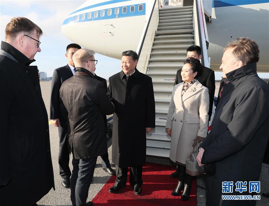 4月4日，國家主席習近平乘專機抵達赫爾辛基，開始對芬蘭共和國進行國事訪問。這是芬蘭政府代表、農業(yè)與環(huán)境部長蒂利凱寧等在舷梯旁熱情迎接習近平和夫人彭麗媛。新華社記者 蘭紅光 攝 