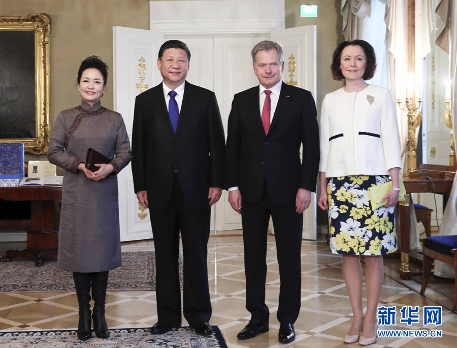 4月5日，國(guó)家主席習(xí)近平在赫爾辛基同芬蘭總統(tǒng)尼尼斯托舉行會(huì)談。會(huì)談前，習(xí)近平出席尼尼斯托在總統(tǒng)府庭院舉行的隆重歡迎儀式。這是歡迎儀式后，習(xí)近平和夫人彭麗媛同尼尼斯托和夫人豪吉?dú)W合影留念。新華社記者 蘭紅光 攝