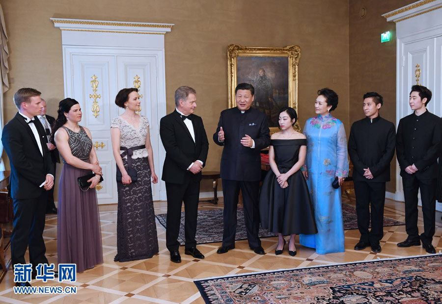 當?shù)貢r間4月5日晚，國家主席習(xí)近平和芬蘭總統(tǒng)尼尼斯托在赫爾辛基共同會見剛剛參加完2017年世界花樣滑冰錦標賽的中芬兩國冰雪運動員代表。習(xí)近平夫人彭麗媛和尼尼斯托夫人豪吉歐參加會見。新華社記者 饒愛民 攝