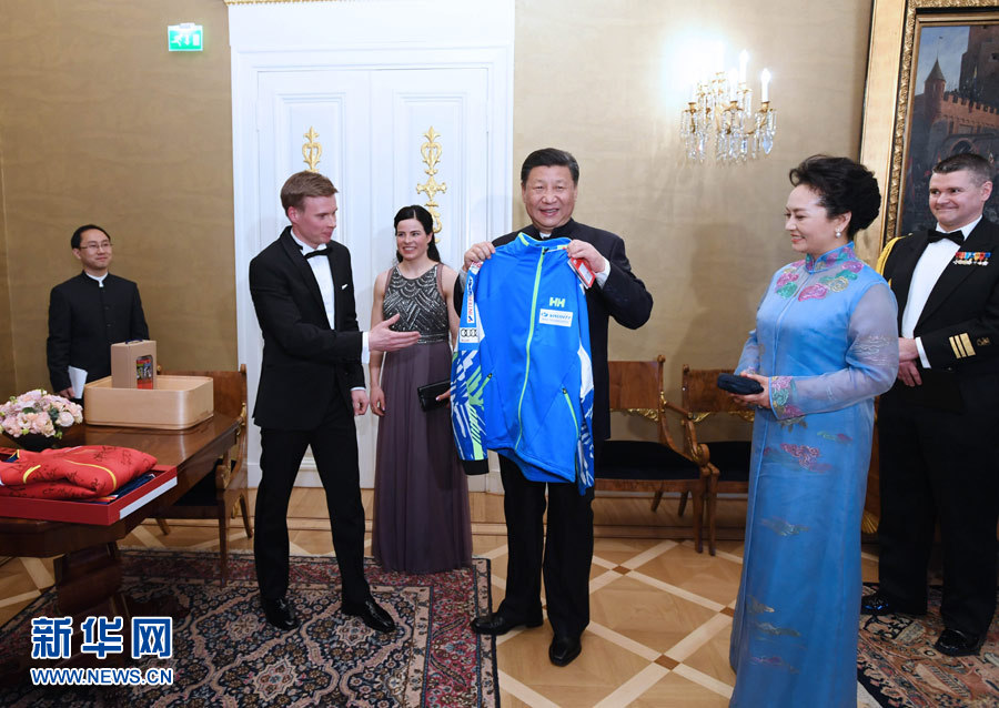當?shù)貢r間4月5日晚，國家主席習(xí)近平和芬蘭總統(tǒng)尼尼斯托在赫爾辛基共同會見剛剛參加完2017年世界花樣滑冰錦標賽的中芬兩國冰雪運動員代表。習(xí)近平夫人彭麗媛和尼尼斯托夫人豪吉歐參加會見。這是芬蘭運動員向習(xí)近平和夫人彭麗媛贈送運動衣。新華社記者 饒愛民 攝