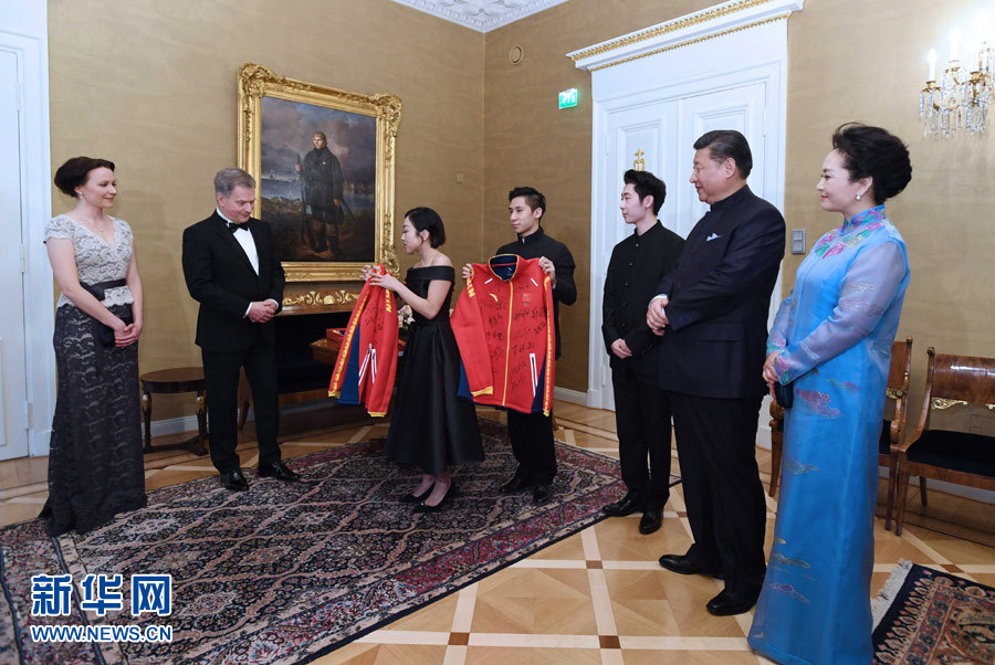 當?shù)貢r間4月5日晚，國家主席習(xí)近平和芬蘭總統(tǒng)尼尼斯托在赫爾辛基共同會見剛剛參加完2017年世界花樣滑冰錦標賽的中芬兩國冰雪運動員代表。習(xí)近平夫人彭麗媛和尼尼斯托夫人豪吉歐參加會見。這是中國運動員向尼尼斯托和夫人豪吉歐贈送運動衣。新華社記者 饒愛民 攝