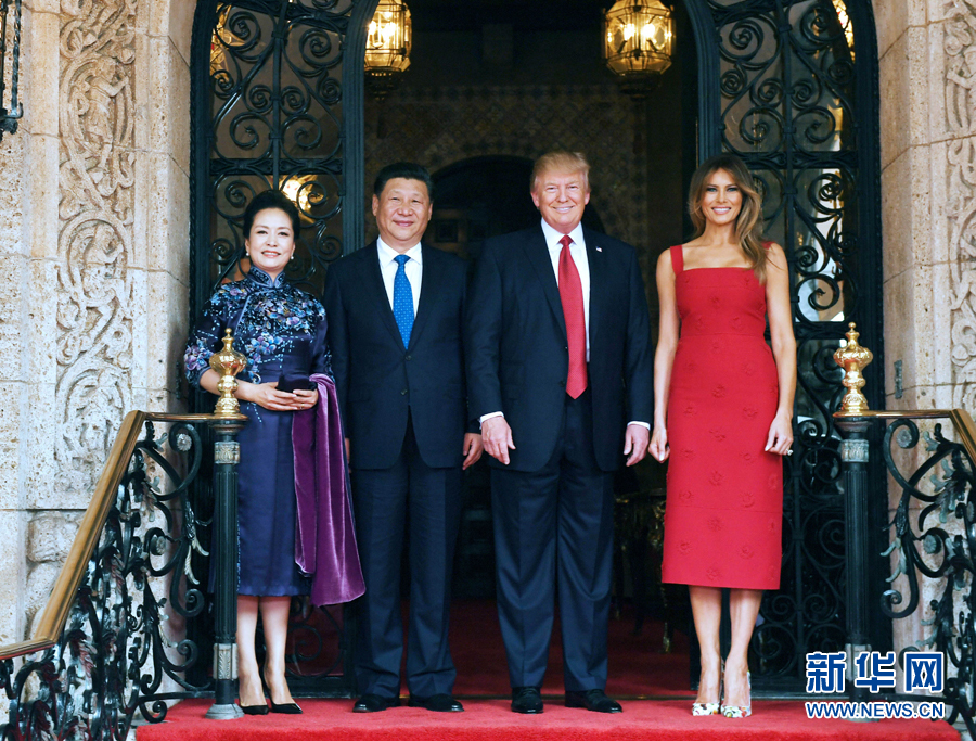 當(dāng)?shù)貢r間4月6日，國家主席習(xí)近平在美國佛羅里達(dá)州海湖莊園同美國總統(tǒng)特朗普舉行中美元首會晤。這是習(xí)近平和夫人彭麗媛同特朗普和夫人梅拉尼婭合影留念。新華社記者 饒愛民 攝 