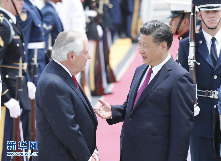 4月6日，國家主席習近平乘專機抵達美國佛羅里達州，將在海湖莊園同美國總統(tǒng)特朗普舉行中美元首會晤。習近平和夫人彭麗媛受到美國國務卿蒂勒森夫婦等熱情迎接。新華社記者 丁林 攝 
