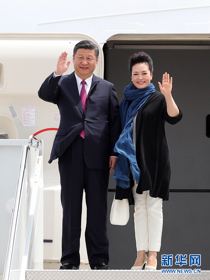 4月6日，國家主席習近平乘專機抵達美國佛羅里達州，將在海湖莊園同美國總統(tǒng)特朗普舉行中美元首會晤。這是習近平和夫人彭麗媛步出機艙。新華社記者 劉衛(wèi)兵 攝 