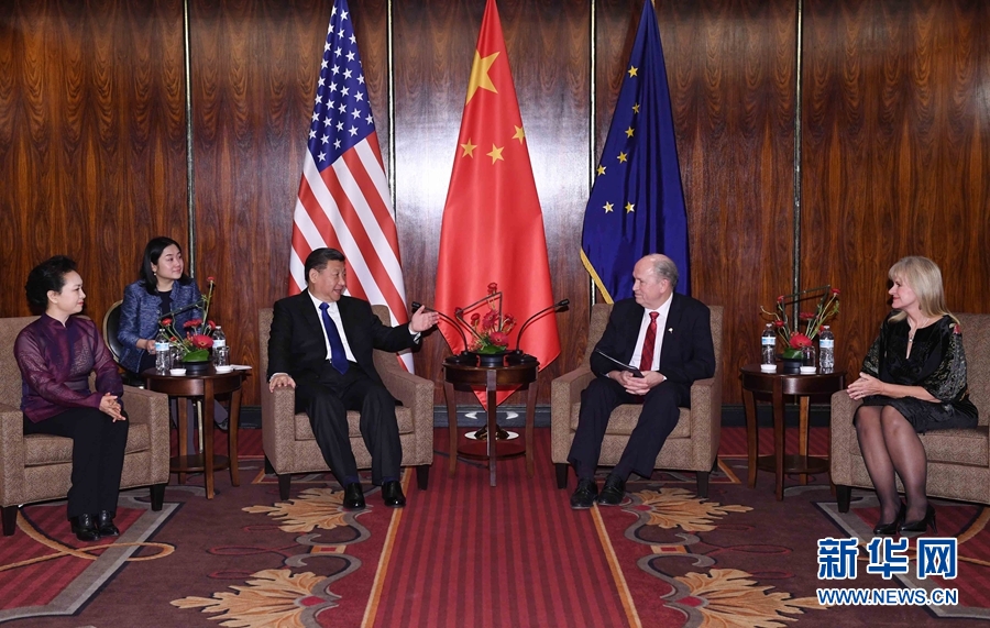 當?shù)貢r間4月7日，國家主席習近平在美國阿拉斯加州安克雷奇會見阿拉斯加州州長沃克。 新華社記者 饒愛民 攝 