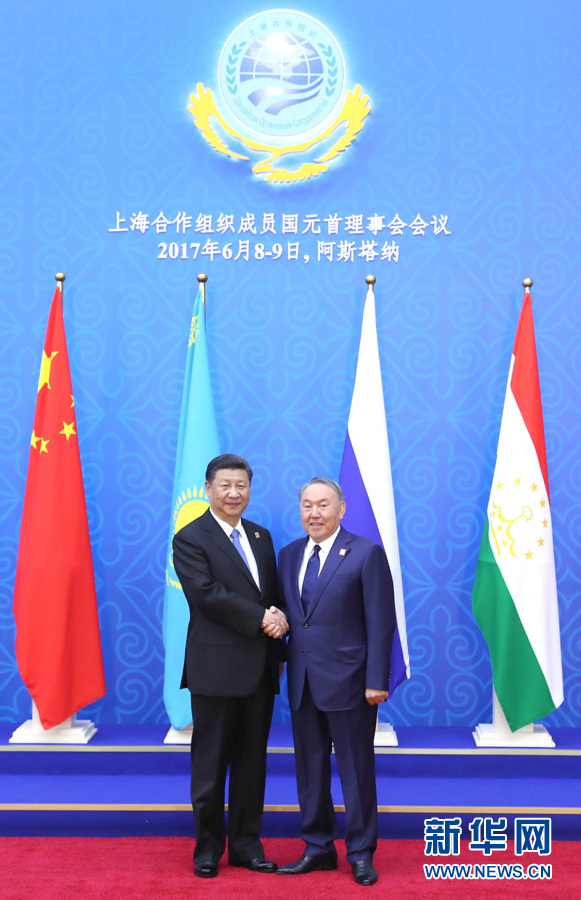 6月9日，國家主席習(xí)近平在哈薩克斯坦首都阿斯塔納出席上海合作組織成員國元首理事會(huì)第十七次會(huì)議并發(fā)表重要講話。這是習(xí)近平出席會(huì)議時(shí)，受到哈薩克斯坦總統(tǒng)納扎爾巴耶夫的熱情迎接。新華社記者 馬占成 攝