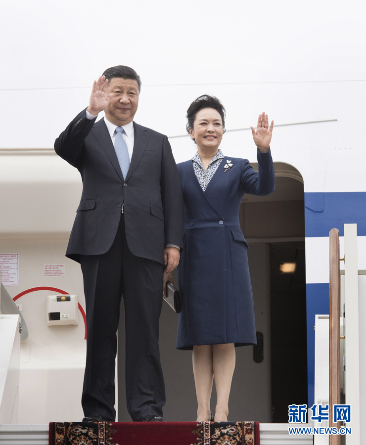 7月3日，國(guó)家主席習(xí)近平乘專機(jī)抵達(dá)莫斯科，開始對(duì)俄羅斯聯(lián)邦進(jìn)行國(guó)事訪問(wèn)。這是習(xí)近平和夫人彭麗媛步出艙門。 新華社記者 李學(xué)仁 攝