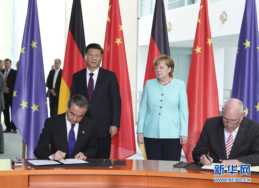 7月5日，國家主席習(xí)近平在柏林同德國總理默克爾舉行會談。會談后，兩國領(lǐng)導(dǎo)人共同見證了航天、智能制造、工業(yè)互聯(lián)網(wǎng)、數(shù)字化、第三方市場、大熊貓合作研究等領(lǐng)域多項雙邊合作文件的簽署。新華社記者馬占成攝