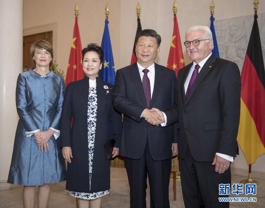7月5日，國家主席習近平在柏林會見德國總統(tǒng)施泰因邁爾。會見前，施泰因邁爾在總統(tǒng)府花園為習近平舉行隆重歡迎儀式。這是習近平和夫人彭麗媛同施泰因邁爾夫婦合影。新華社記者 李學仁 攝