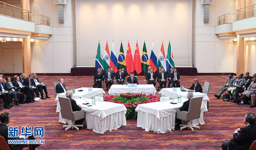 7月7日，國家主席習(xí)近平在德國漢堡主持金磚國家領(lǐng)導(dǎo)人非正式會晤，發(fā)表引導(dǎo)性講話和總結(jié)講話。南非總統(tǒng)祖馬、巴西總統(tǒng)特梅爾、俄羅斯總統(tǒng)普京、印度總理莫迪出席。新華社記者 張鐸 攝