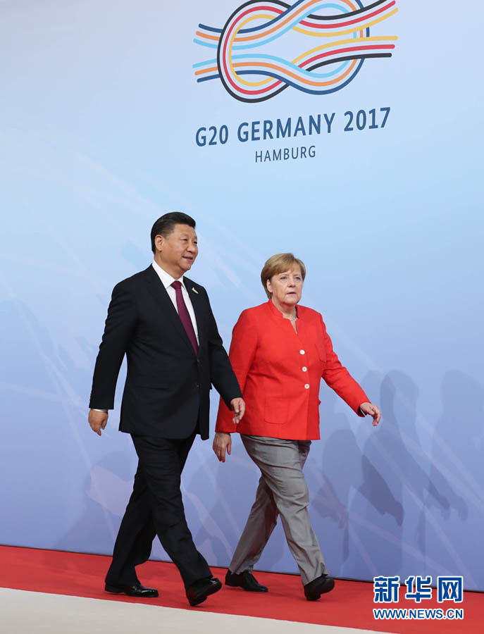 7月7日，二十國集團領導人第十二次峰會在德國漢堡舉行。國家主席習近平出席并發(fā)表題為《堅持開放包容　推動聯(lián)動增長》的重要講話。這是峰會開始前，習近平受到德國總理默克爾迎接。新華社記者 劉衛(wèi)兵 攝 