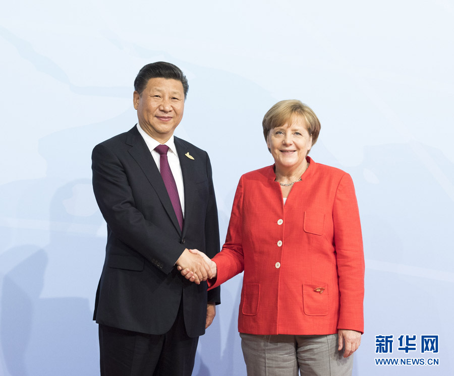 7月7日，二十國集團領(lǐng)導(dǎo)人第十二次峰會在德國漢堡舉行。國家主席習(xí)近平出席并發(fā)表題為《堅持開放包容　推動聯(lián)動增長》的重要講話。這是峰會開始前，習(xí)近平受到德國總理默克爾迎接。新華社記者 李學(xué)仁 攝 